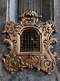 La niche à barreaux où est conservée la tête du bienheureux Carcano, dans l'église Saint-François (it) à Lodi.
