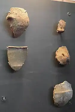 Tessons, Néolithique moyen. Tumulus A dolmen II. Ensemble de céramiques type Chasséen atlantique.