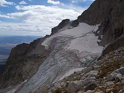 Flan de montagne présentant un pan enneigé