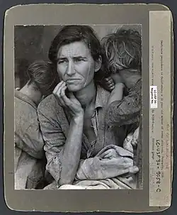 Photographie originale avant retouches (graminée dans les cheveux et pouce sur le piquet de tente).Faites défiler pour voir une version colorisée.