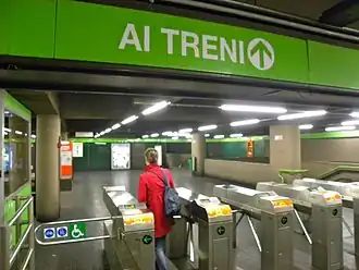 Les tourniquets de la mezzanine donnant accès aux quais.