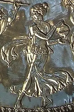 Danseuse au cymbalum. Plat de de Mildenhall.