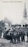 L'Église et l'Arc-de-Triomphe vers 1920 (carte postale Villard).