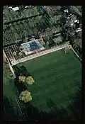 Vue aérienne de la maison et son terrain.