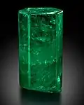 Émeraude de la collection du musée, grand cristal prismatique di-hexagonal de 1&nbsp;390&nbsp;carats non découpé, de couleur vert foncé. Il est transparent et présente peu d’inclusions dans les deux tiers supérieurs ; il est translucide dans la partie inférieure.