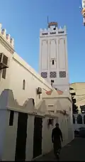 Vue sur le minaret de la grande mosquée depuis une ruelle.