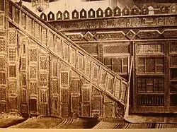 Ancienne carte postale du minbar et de la maqsura. L'état de la chaire, en forme d'escalier, est antérieur à sa restauration au début du vingtième siècle.