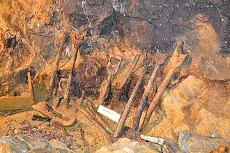 Outils en ruines.
