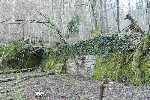 Vestiges de la plateforme située en bas de la mine.