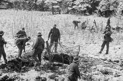 Mise en place de lance-mines 8,1&nbsp;cm 1933 pendant des manœuvres en 1955.