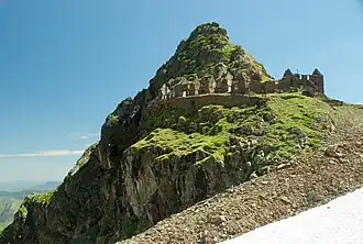 Bâtiments et installations minières vers 2&nbsp;400&nbsp;m, sur une vire de ce piton rocheux. Les bâtiments (cantine, dortoirs, etc.) ont été édifiés sur une vire d'une dizaine de mètres de large, surplombant des précipices.