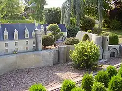 Vue de la maquette d'un château dans un décor naturel.