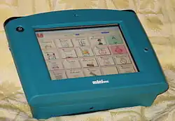 Dispositif électronique d'environ 20&nbsp;cm de diagonale, avec écran tactile montrant des symboles de communication, mais sans clavier.