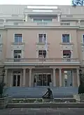 Le drapeau d'État à l'entrée du ministère d'État.
