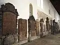 Pierres tombales dans les bas-côtés.