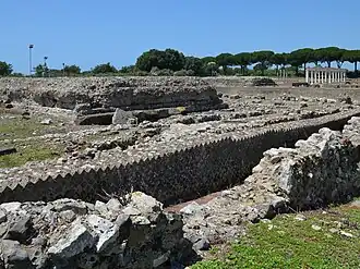 Temple B avec opus reticulatum au premier plan.