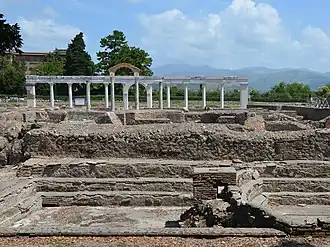 Natatio des thermes avec marches.