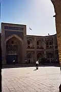 Cour intérieure avec un jeune talib