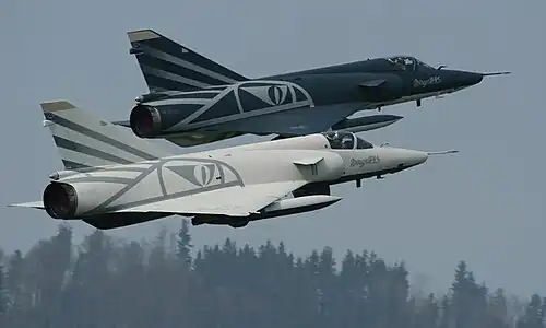 Lors du concours de reconnaissance de l'OTAN Recce Meet 2003, deux des trois Mirage de reconnaissance IIIRS l'ayant remportés étaient les Black & White de l'Escadrille 10&nbsp;(en) de Dübendorf, peints ainsi pour leur dernière année de service.