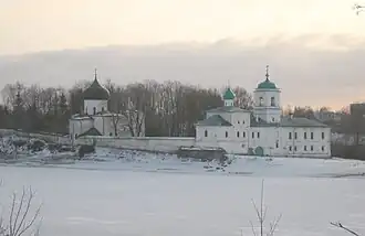 Vue du monastère de la Miroja en hiver.