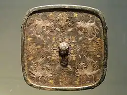 Miroir avec médaillon floral, raùeaux végétaux, oiseaux et insectes, VIIe siècle
