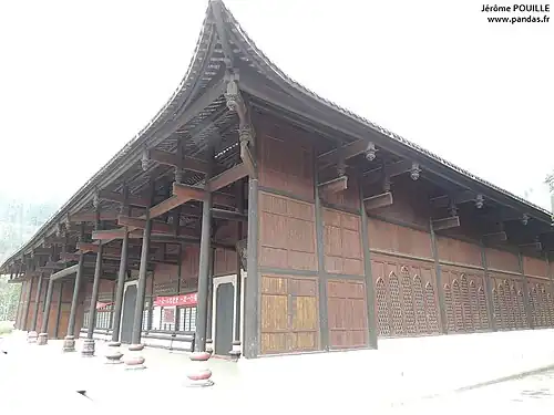 Vue de la face et du côté droit de la mission et de l'église de l'Annonciation de Dengchigou
