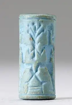 Sceau-cylindre du style commun en faïence des personnages héroïques autour d'un arbre et des griffons, Walters Art Museum.