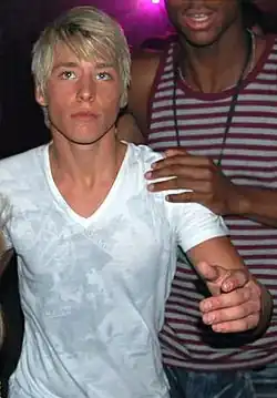 Mitch Hewer interprète Max «&nbsp;Maxxie&nbsp;» Oliver