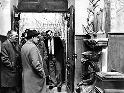Jacques Cambolive (à l'arrière-plan) avec François Mitterrand lors d'une visite à Rennes-le-Château le 2 mars 1981.