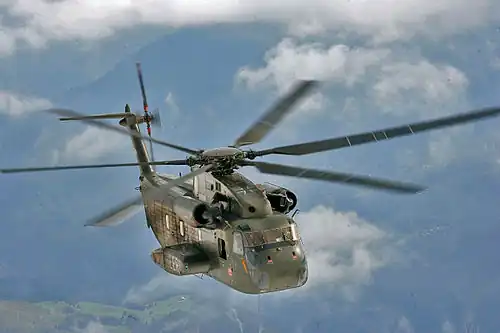 Un CH-53G du Mittleres Transporthubschrauberregiment 25&nbsp;(de) en entrainement dans les Alpes suisses en 2005.