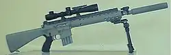 Un SPR (ce n'est pas un Mk 12 Mod 0). Le garde-main PRI est flottant et de diamètre constant. Ce SPR possède un bipied et une crosse fixe.