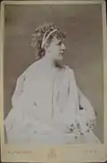 photo recto : Mlle Larochelle, épouse Gally, assise en tenue de scène