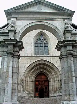 Portail baroque donnant accès à la cathédrale dont la façade date du XVe&nbsp;siècle.