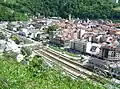 Vue de la ligne à sa sortie de la gare de Moûtiers à droite, en direction de Bourg-Saint-Maurice, avant le tunnel de la Boucle à gauche.
