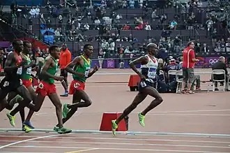 Photographie de Mo Farah menant le peloton durant la finale du 5&nbsp;000 m