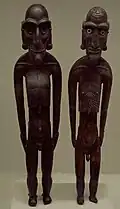 Deux Moaï kava-kava en Sophora toromiro, obsidienne et os d’oiseau, fin XIXe&nbsp;siècle (musée américain d'histoire naturelle).