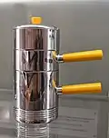 Cafetière chromée 1935-1938 pour Chase Brass & Copper -  Musée des arts appliqués (Cologne).