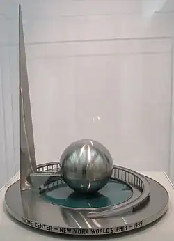 Photographie d'un modèle métallique du monument.