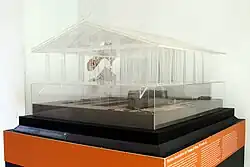 Maquette simulant l'élévation du temple de Jupiter par rapport aux soubassements découverts par la fouille