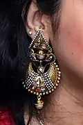 Porter plusieurs boucles par oreille est une pratique courante au XXIe&nbsp;siècle.