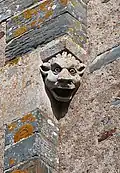 Masque grimaçant sur un modillon de l'église de Treffieux