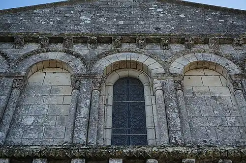 Chapiteaux et modillons sur la façade occidentale.
