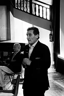 Photo en noir et blanc d'un homme vu de profil