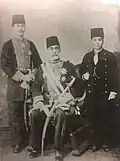 Avec son père Mokrem os-Saltaneh et son frère Momtaz ol-Soltan