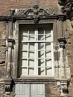 Fenêtre Renaissance dans la cour.