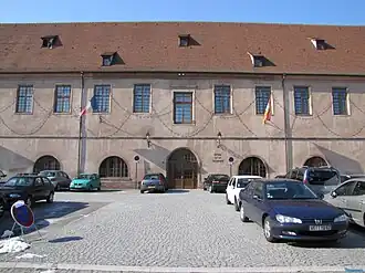 Façade d'un bâtiment du XVIIIe siècle à deux niveaux.