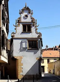 Maison avec pignon à volutes Renaissance (XVIIe&nbsp;siècle),1a-1b rue de l'Église.