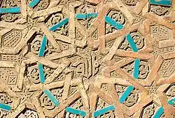 Détail de la décoration. Au centre, hamdu li-l-lah « Louange à Dieu », en coufique.