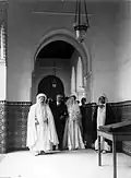Photo prise devant la mosquée de Paris à l'occasion du mariage de sa fille