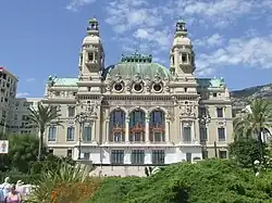 Façade principale de l'opéra.